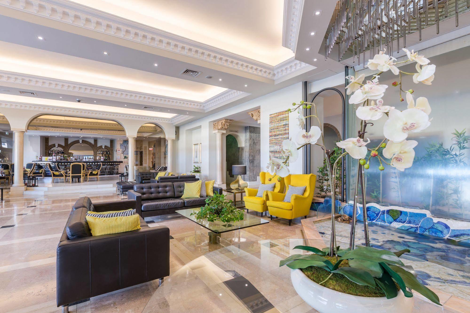 Apartahotel Luna Da Oura 4*